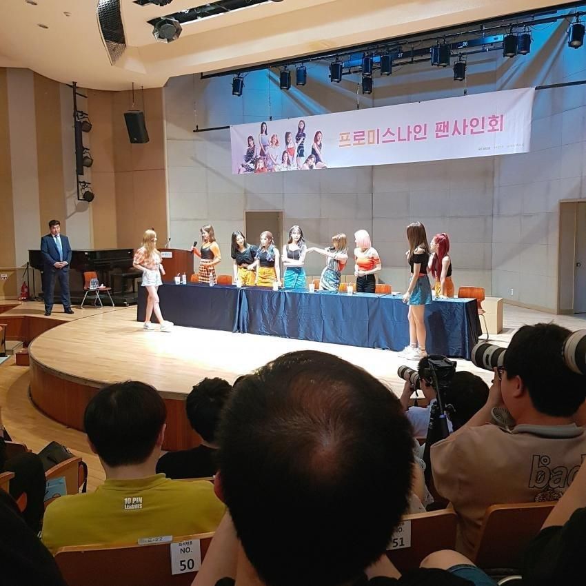 Female idol fan signing event, Feat fromis_9