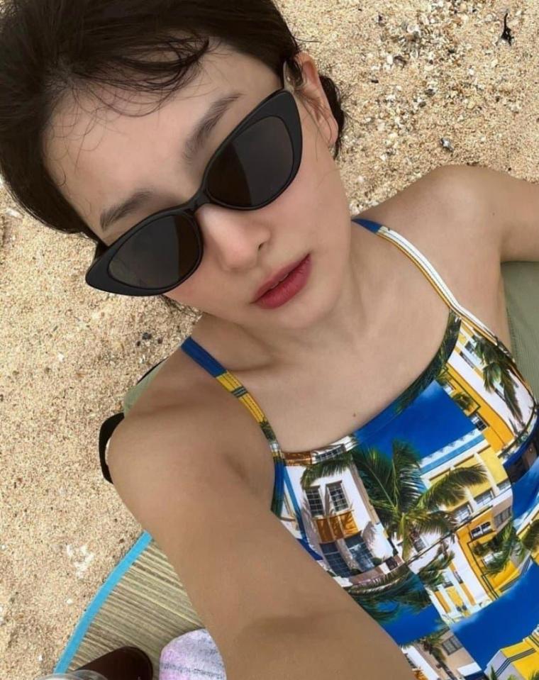 Red Velvet SEULGI's sexy swimsuit