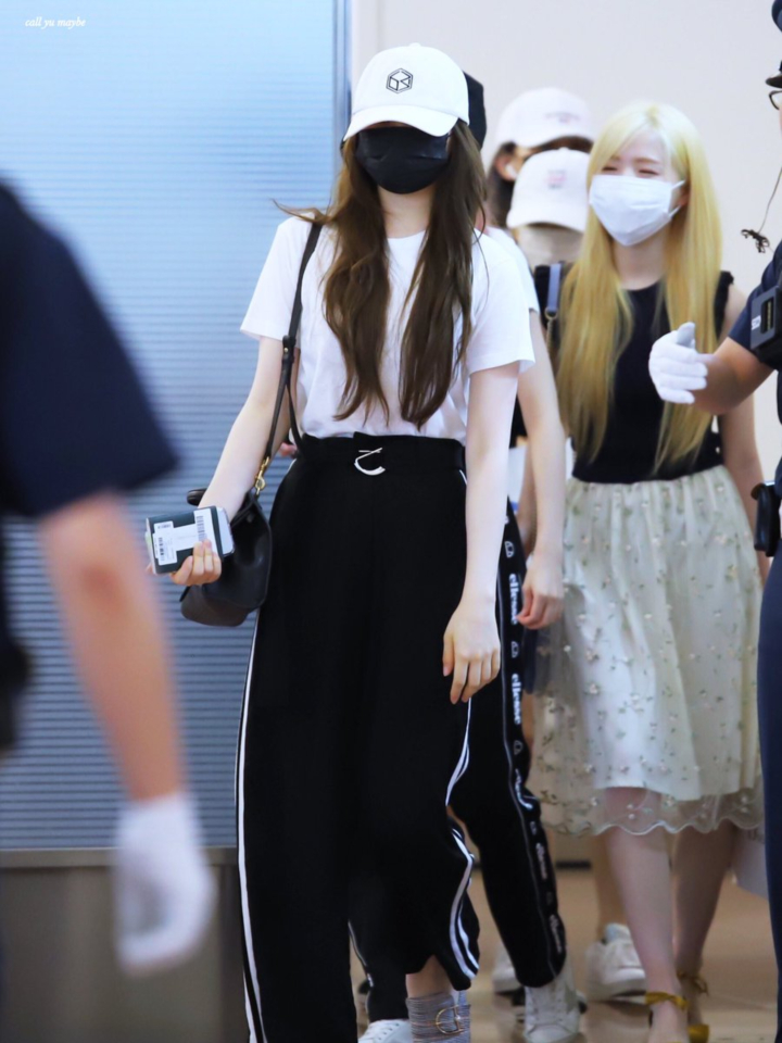 IZ*ONE, Lee Chae-yeon, Kang Hye-won, Kim Min-ju Airport, and 20p