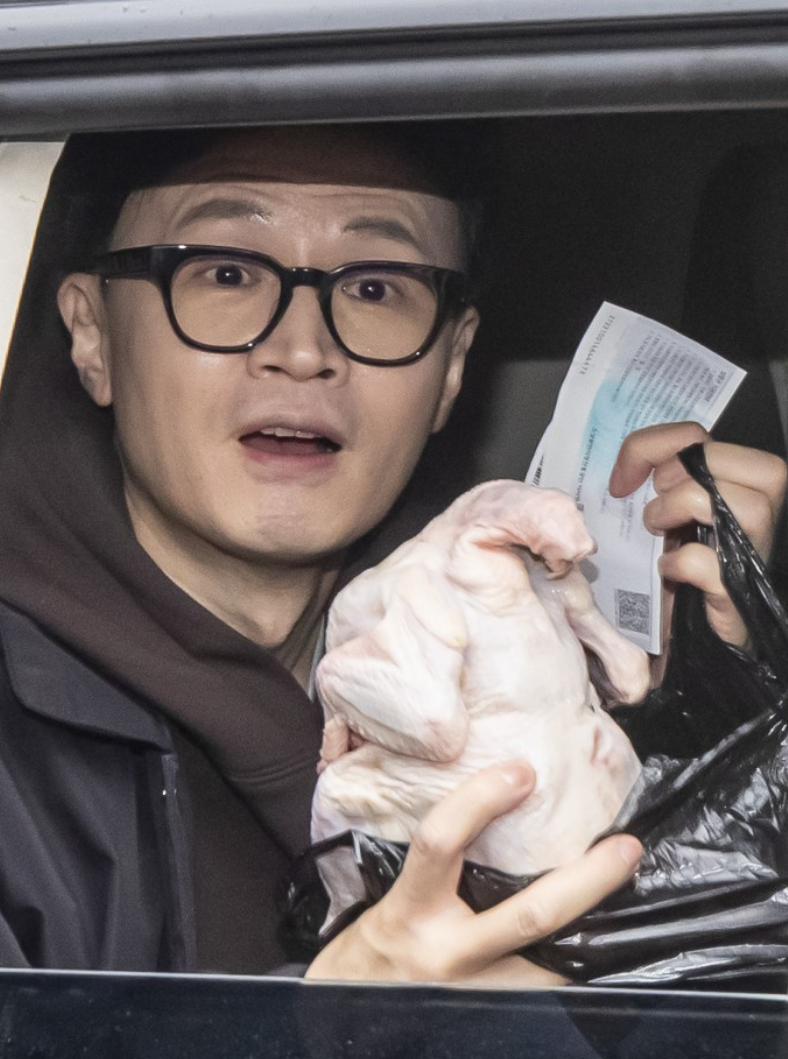 Han Donghoon is holding a raw chickenLOL