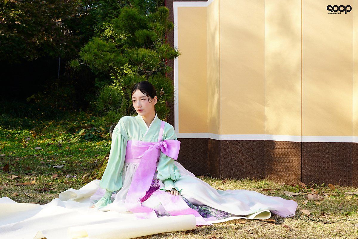 Behind the scenes of Suzy's Hanbok photo shoot