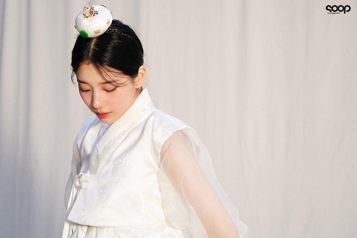 Behind the scenes of Suzy's Hanbok photo shoot