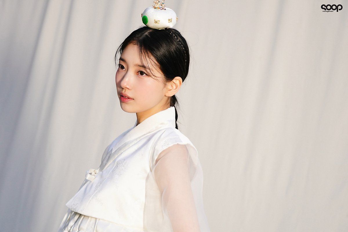 Behind the scenes of Suzy's Hanbok photo shoot