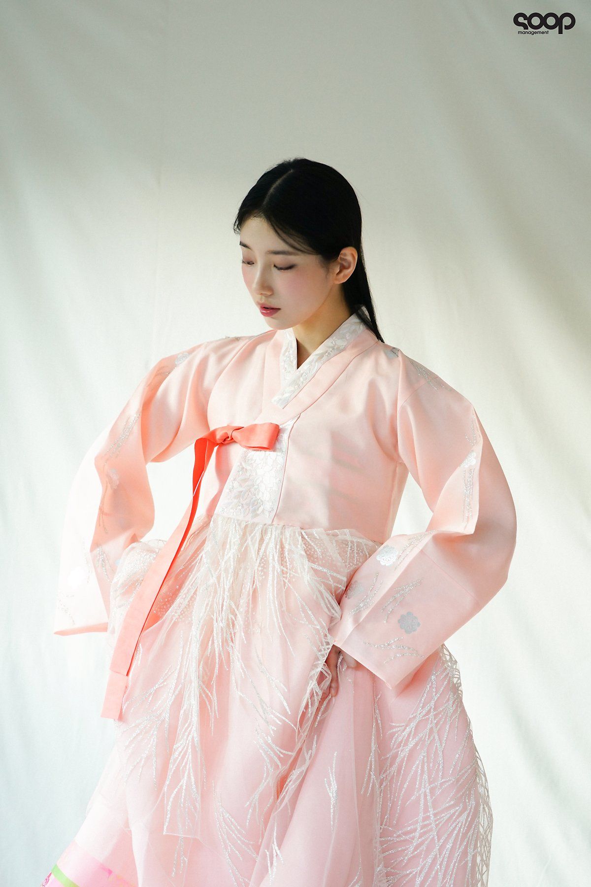 Behind the scenes of Suzy's Hanbok photo shoot