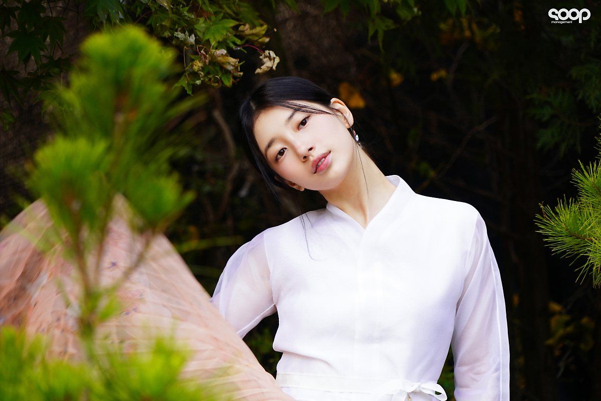 Behind the scenes of Suzy's Hanbok photo shoot