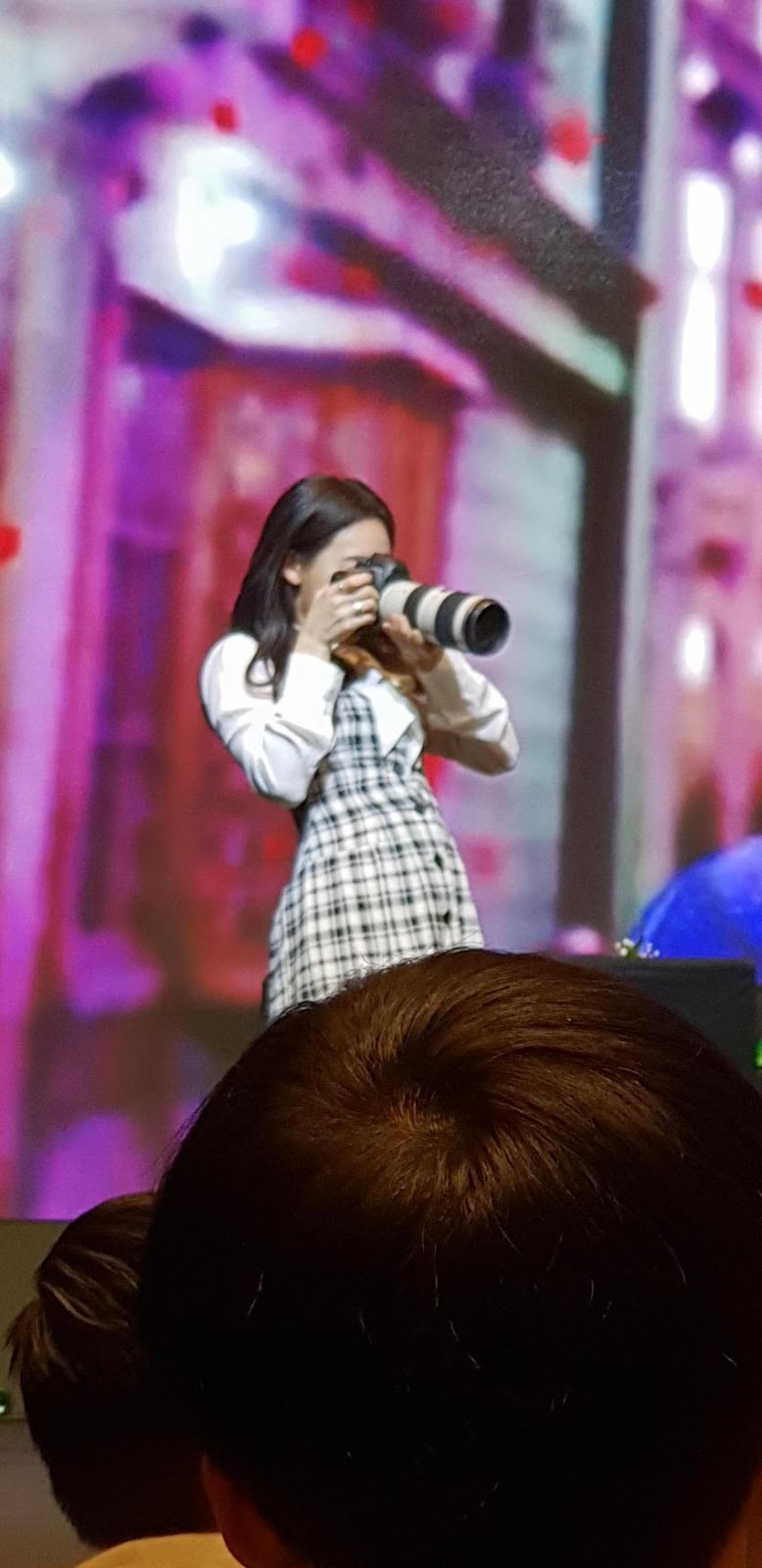 MOMO takes pictures of NAYEON's fans