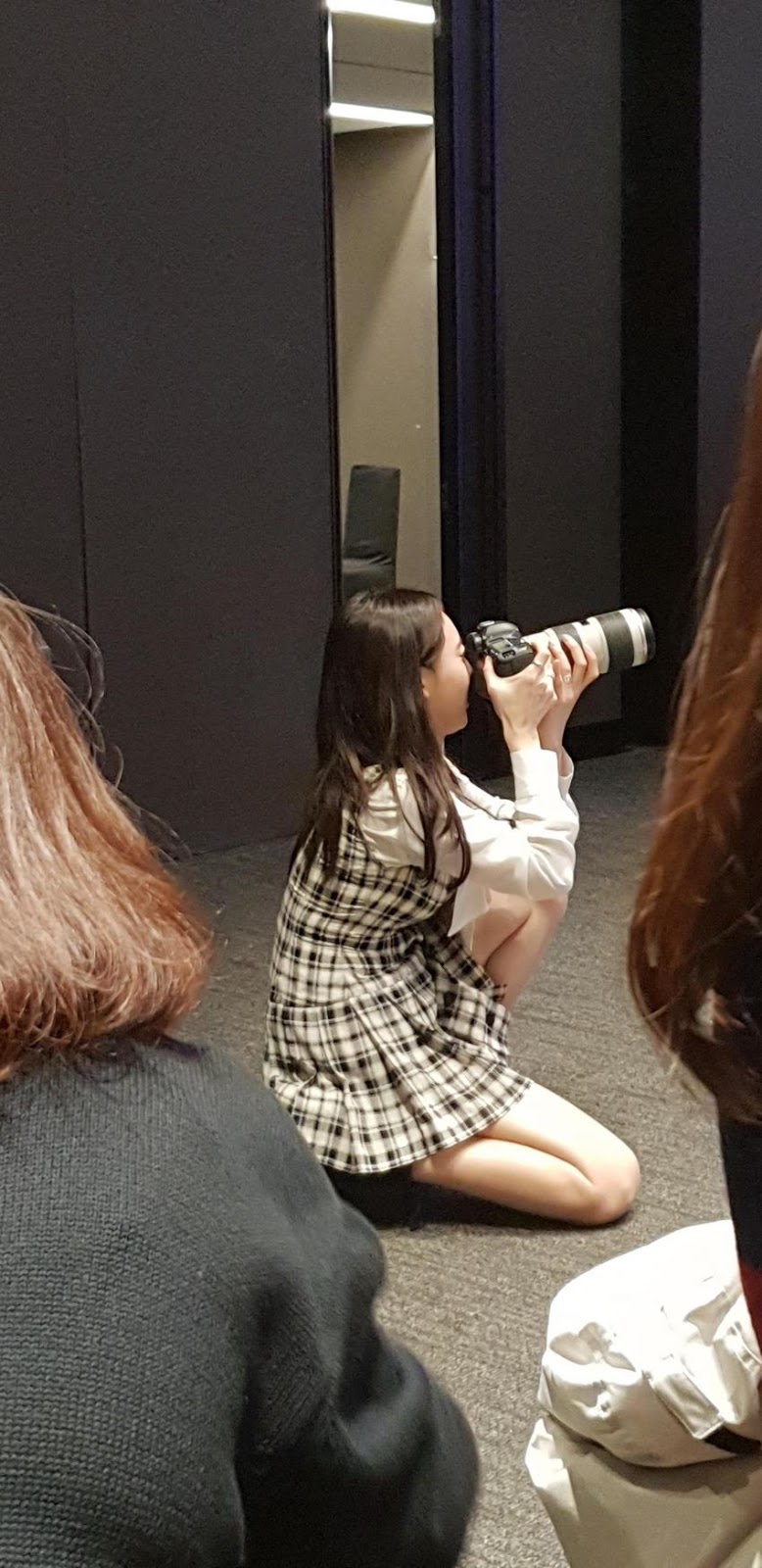 MOMO takes pictures of NAYEON's fans