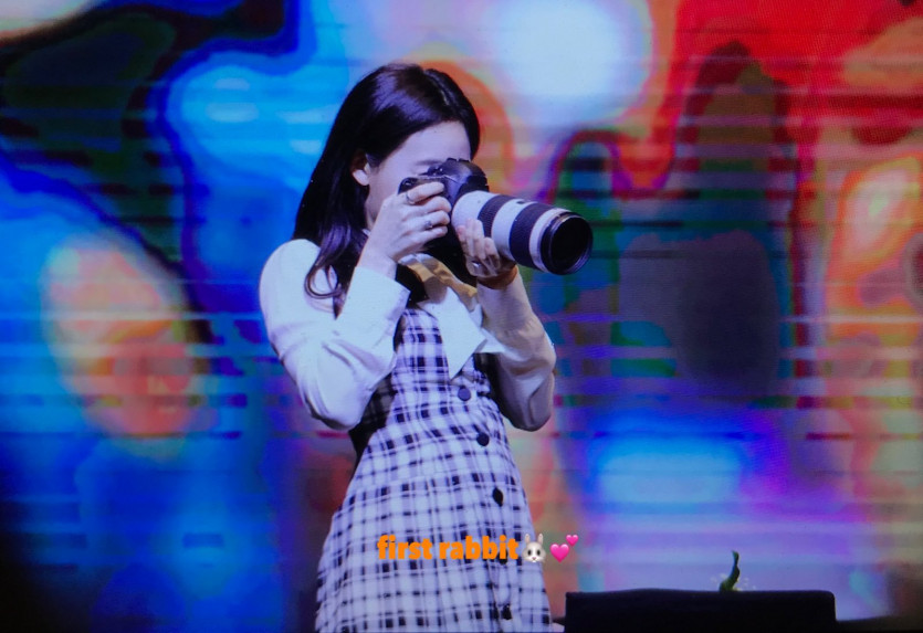 MOMO takes pictures of NAYEON's fans