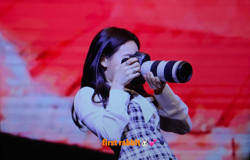 MOMO takes pictures of NAYEON's fans