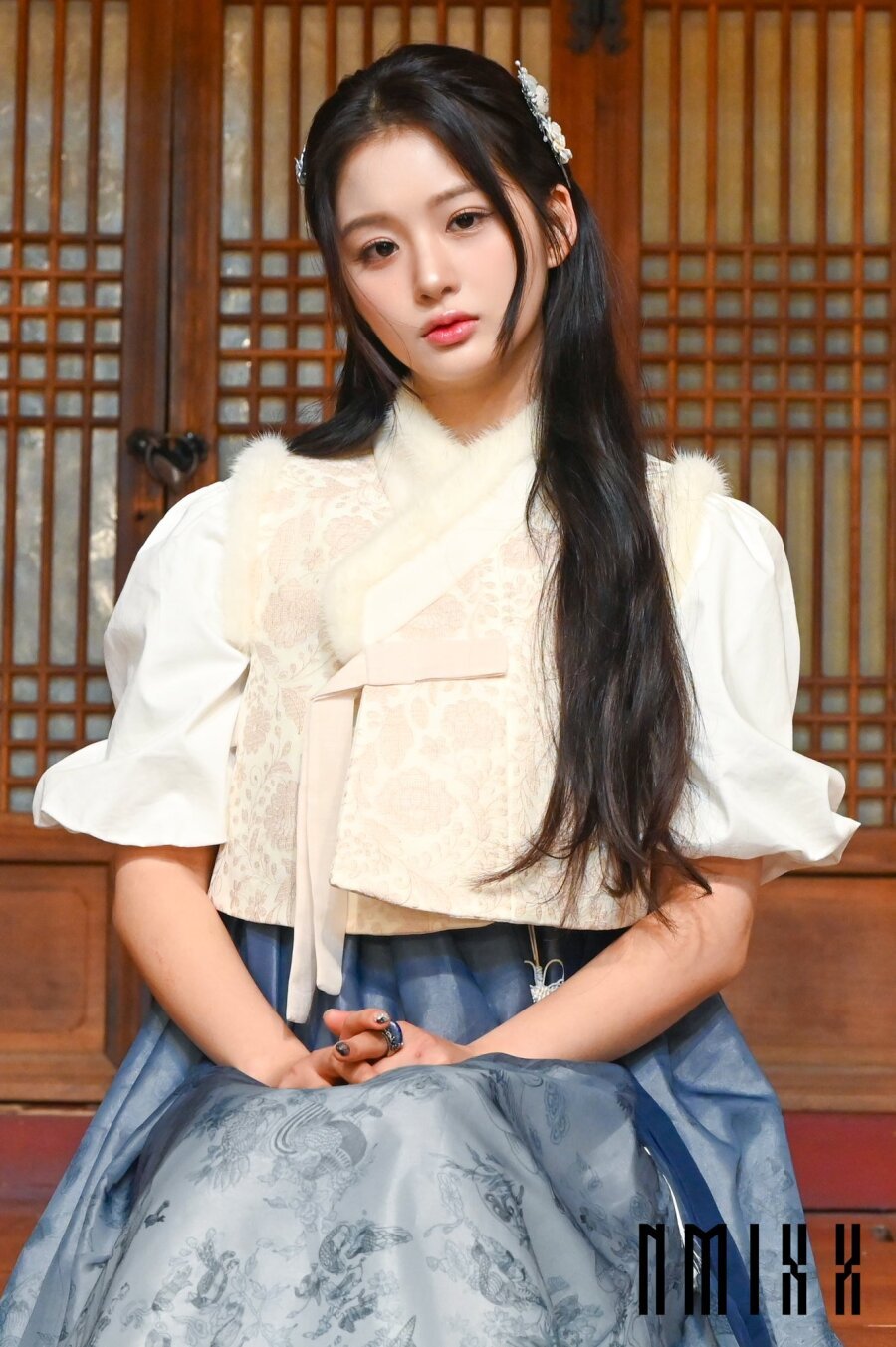 NMIX's Seol Yoon's beauty in Hanbok