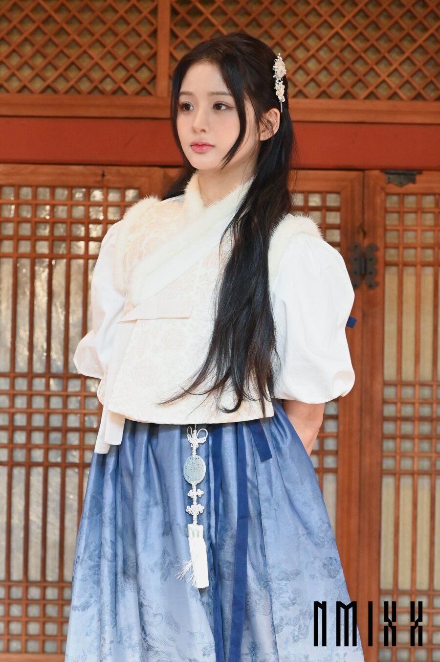 NMIX's Seol Yoon's beauty in Hanbok