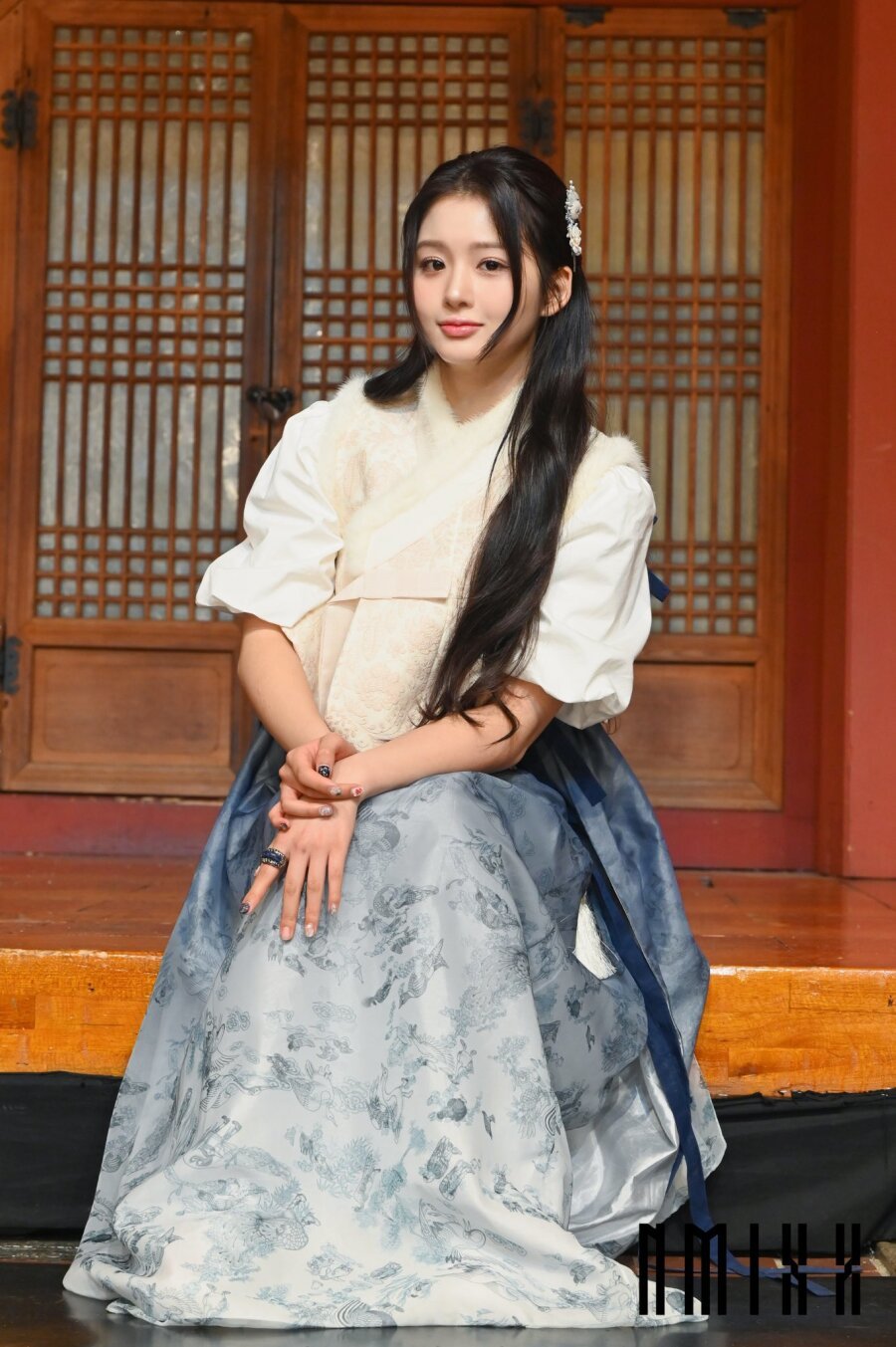 NMIX's Seol Yoon's beauty in Hanbok