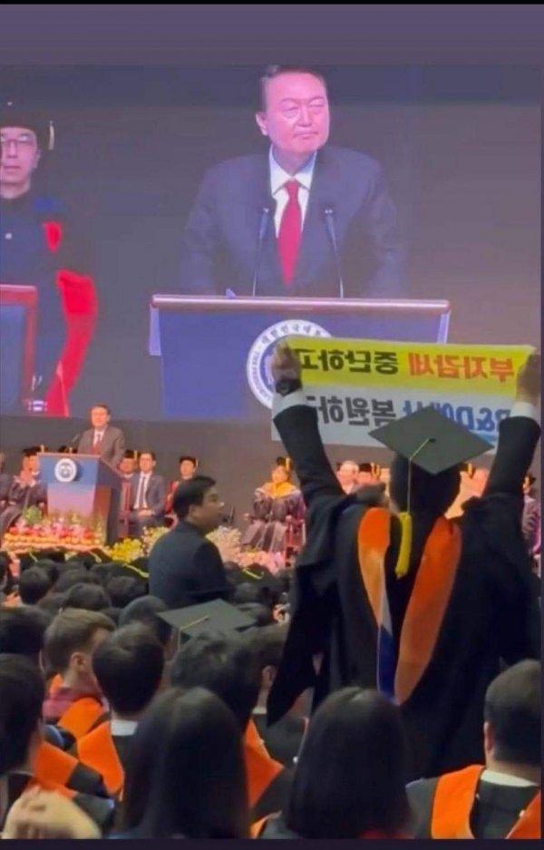 A placard held by a KAIST graduate who was taken away