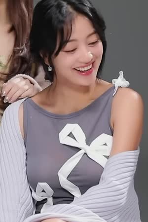 Picking the location of the ribbon. TWICE JIHYO's GIF