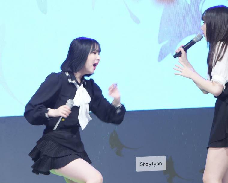 Eunha Surprised by Bugs