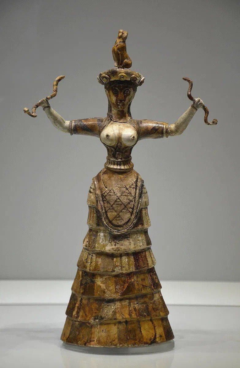 women's fashion in the Minoan civilization flourishing on Crete