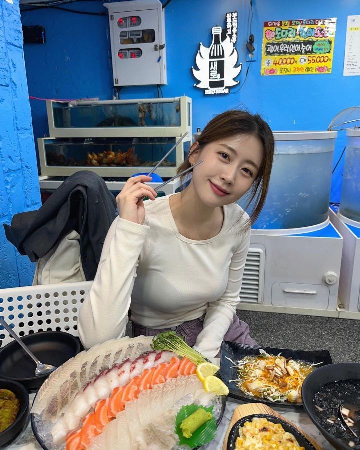 A model girl who went to a sushi restaurant