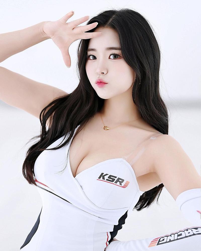 Cute racing model Hong Jieun