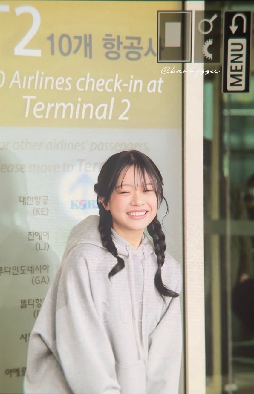 New Jin's Hani is so cute when she leaves the country