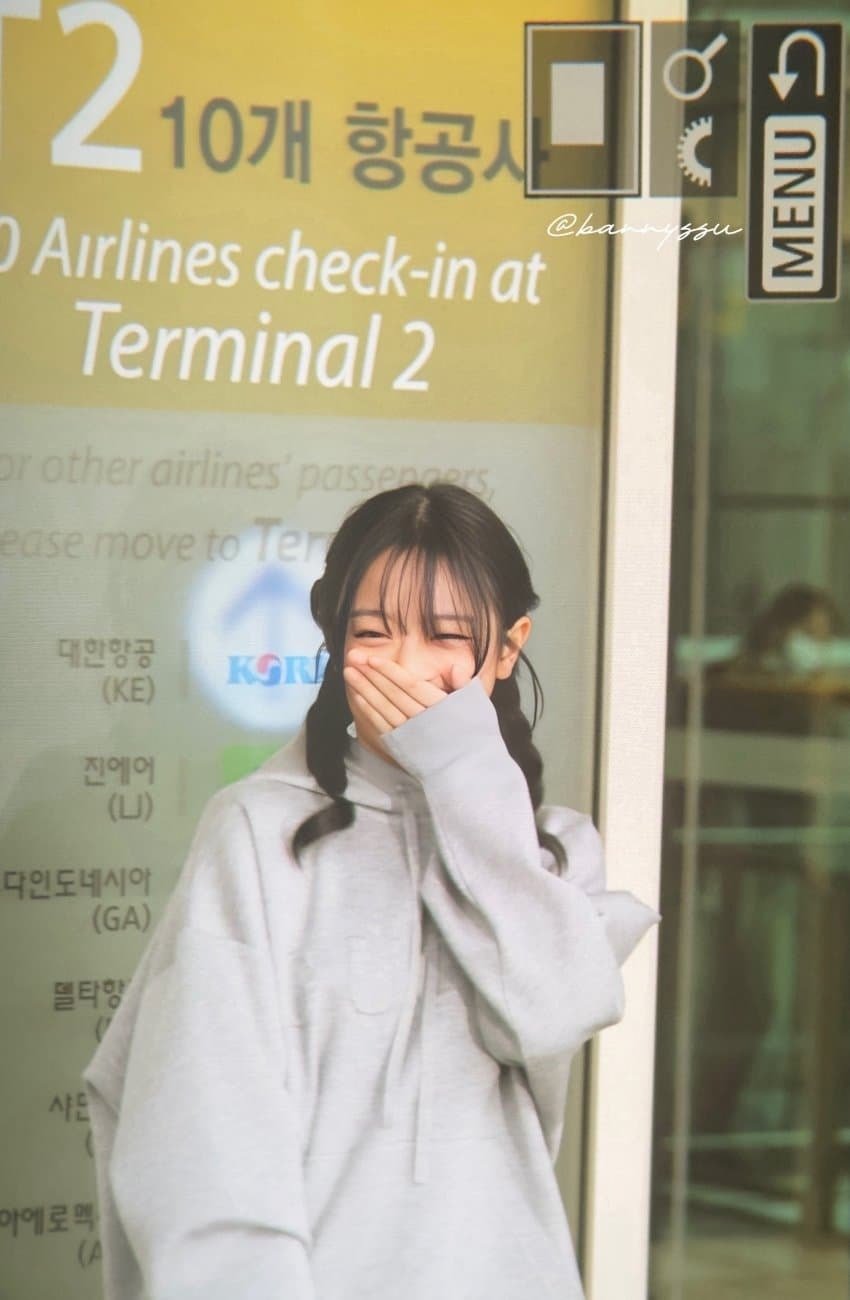 New Jin's Hani is so cute when she leaves the country