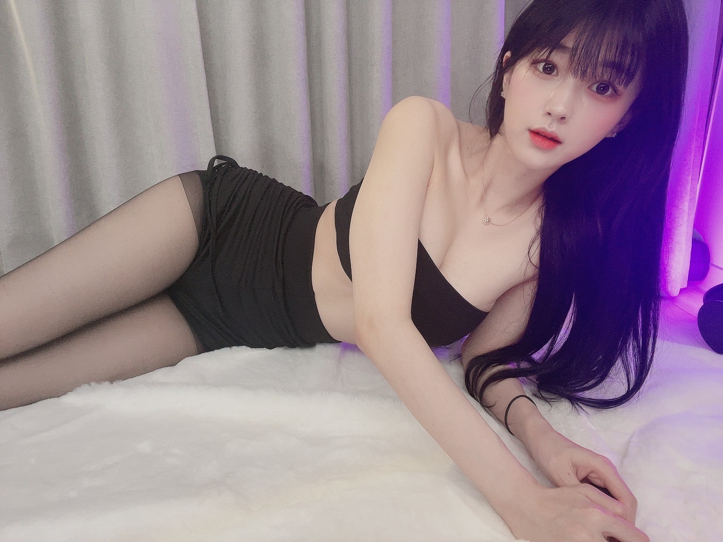 BJ Moonwol, who is serious about female camming these days, ass out + collarbone