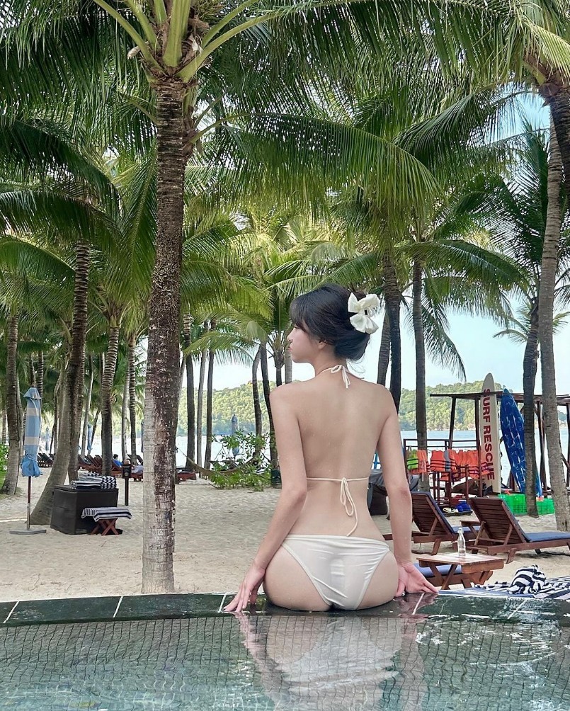BJ Park Min-jung, transparent string bikini, panties pressed down, a legend
