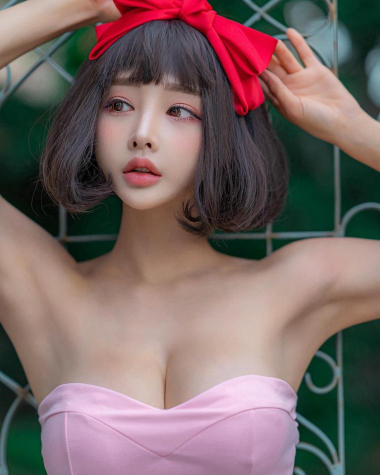 Sexy Snow White-like Ribbon Racing Model Jin Ha-jin Off-Solder Cleavage
