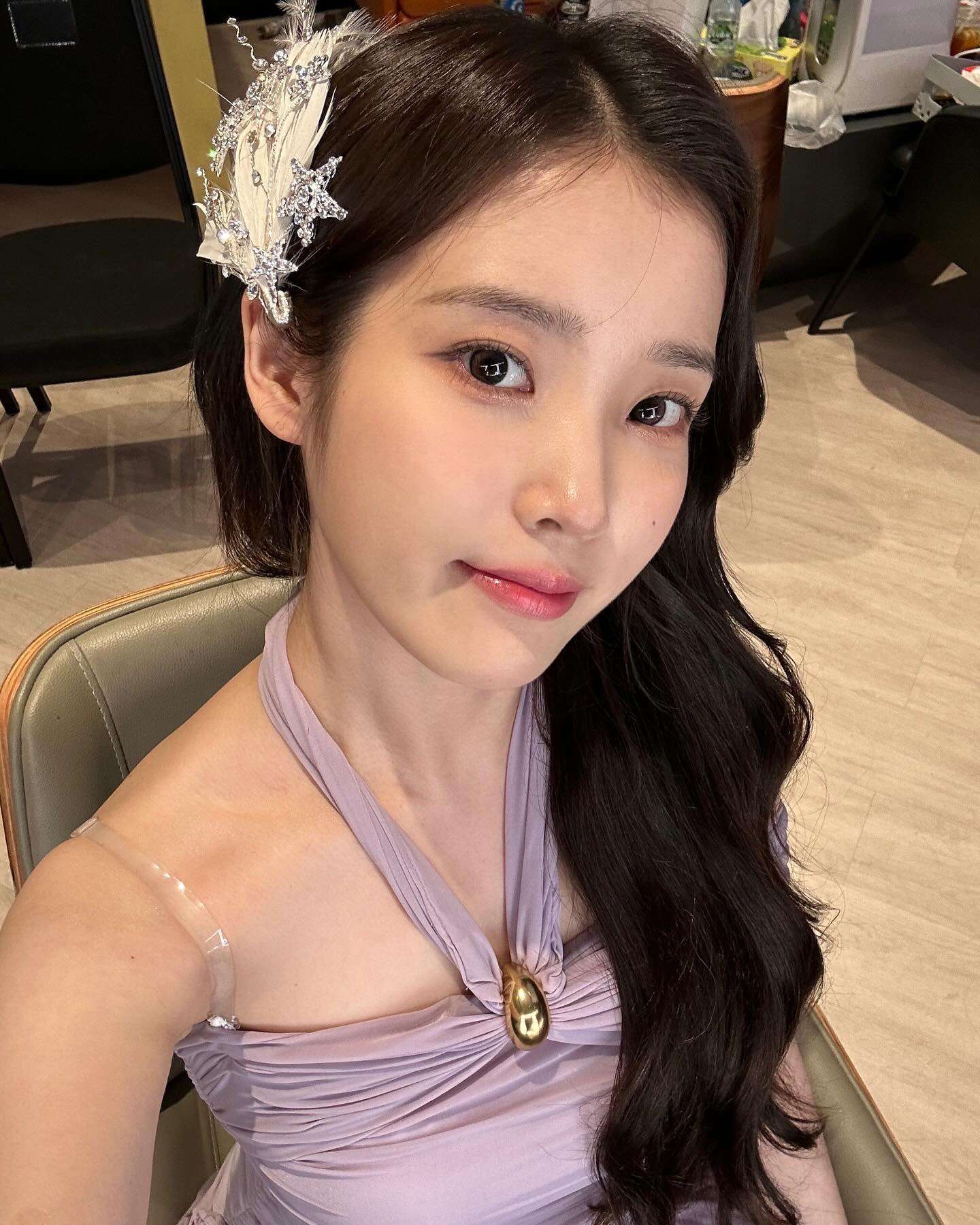 IU's sexy beauty explodes when she wears a halter neck, clear skin with a transparent bra strap