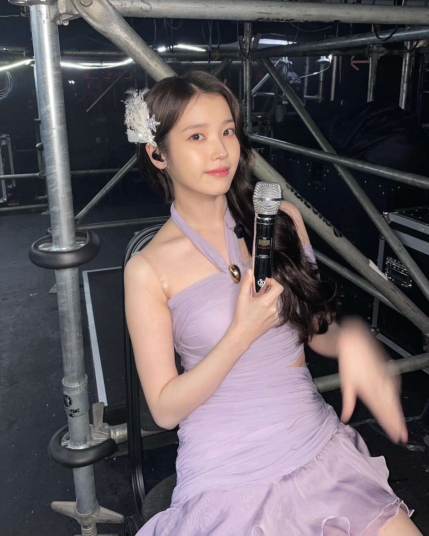IU's sexy beauty explodes when she wears a halter neck, clear skin with a transparent bra strap