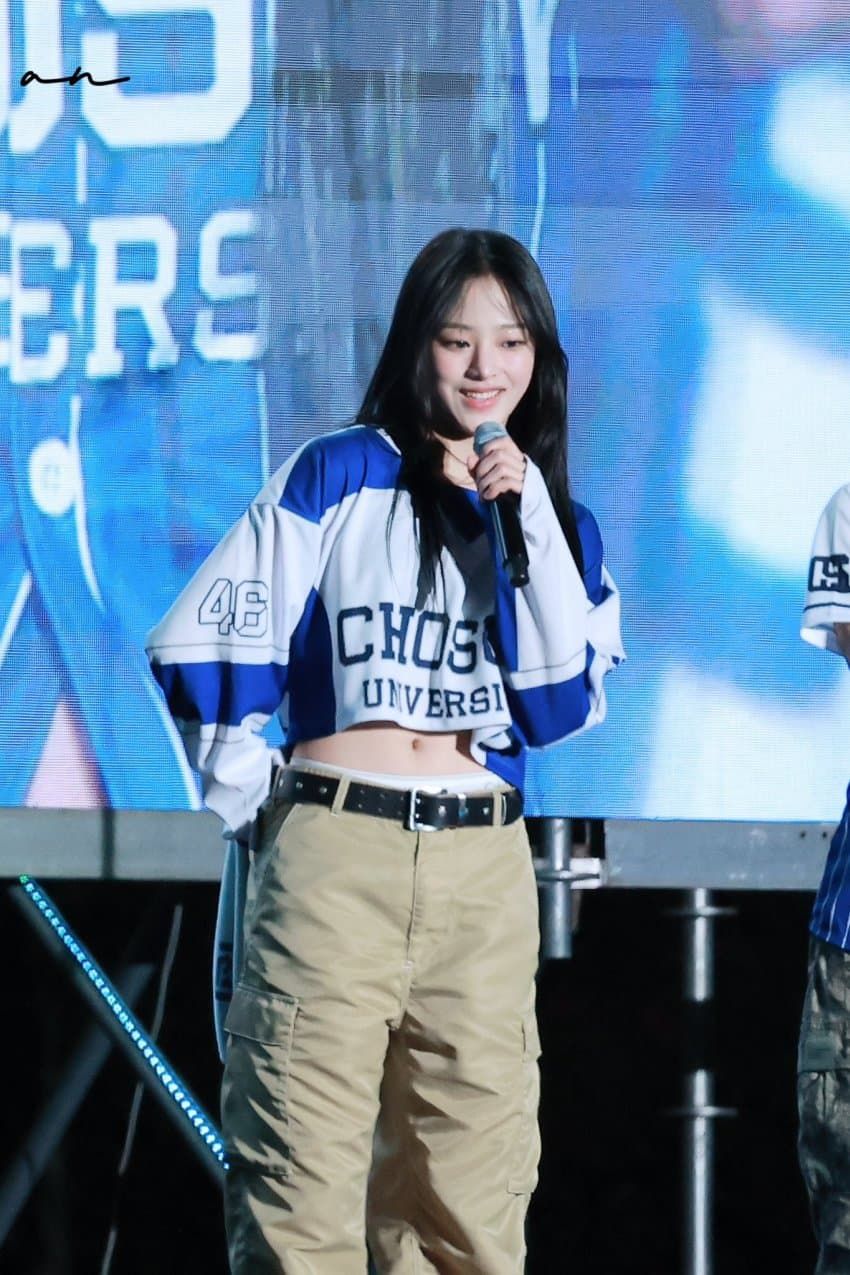 All blue bandana fashion slim abs belly button New Jeans Minji - Pusan ​​National University, Chosun University