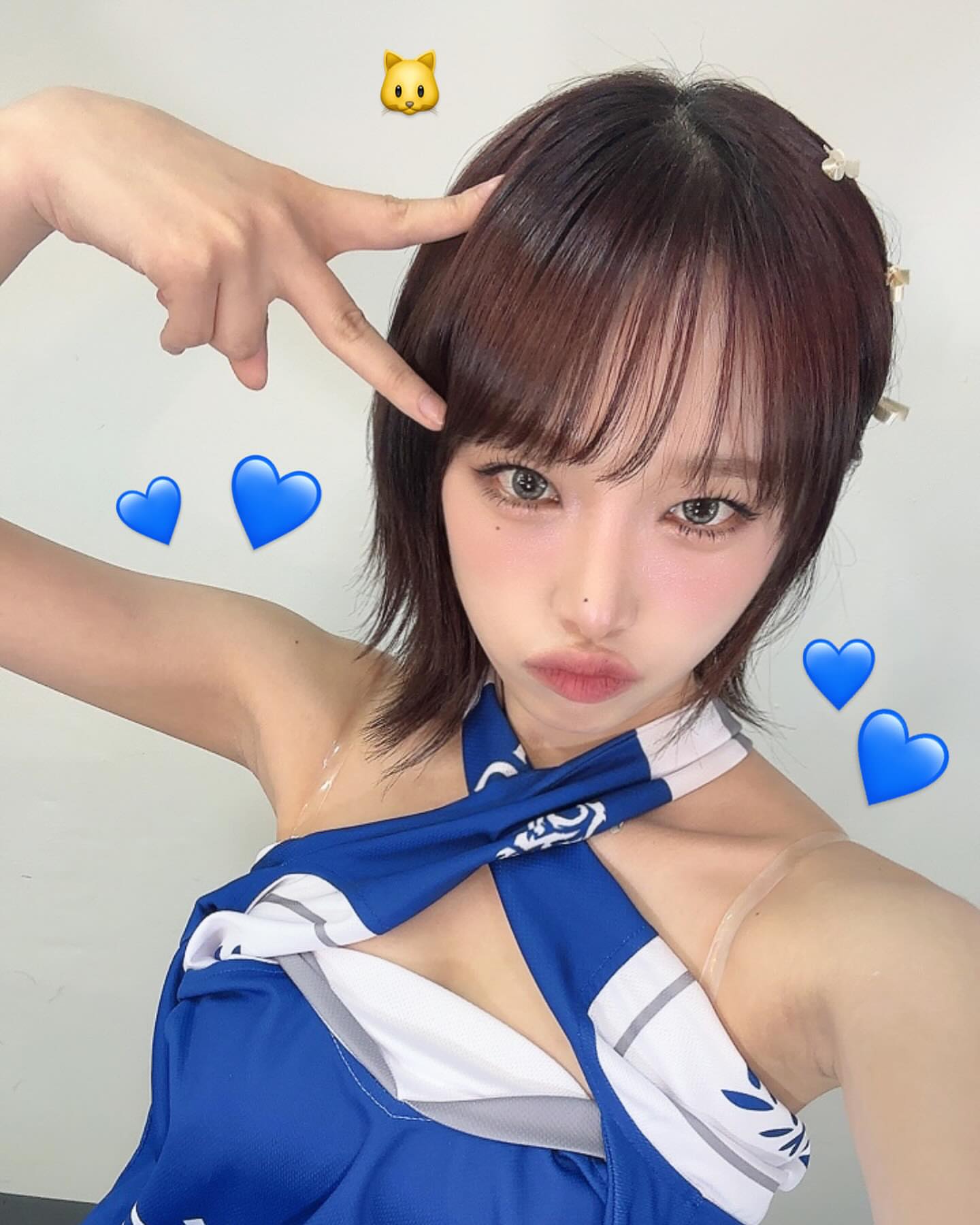 Hanyang University halterneck uniform Yena Choi transparent bra strap armpits