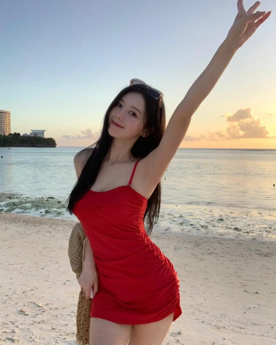 Lee A-young cheerleader at the beach