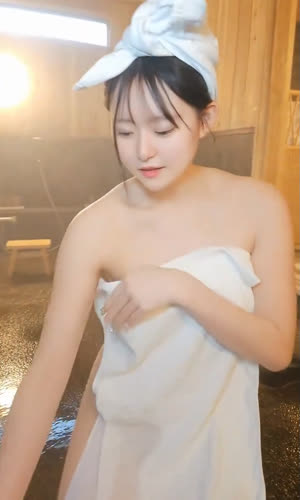 (SOUND)My sister went to a Japanese hot spring and covered her body with a towel.