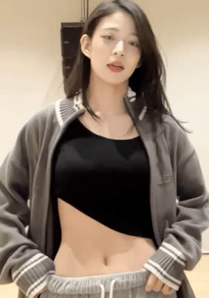 Fromis_Nine Lee Chae-young's practice room, gray sweats, a line that touches the pelvis and belly button