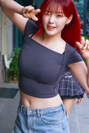 Kepler Kim Chae-hyun's heavy chest volume as she passes V on her way to work