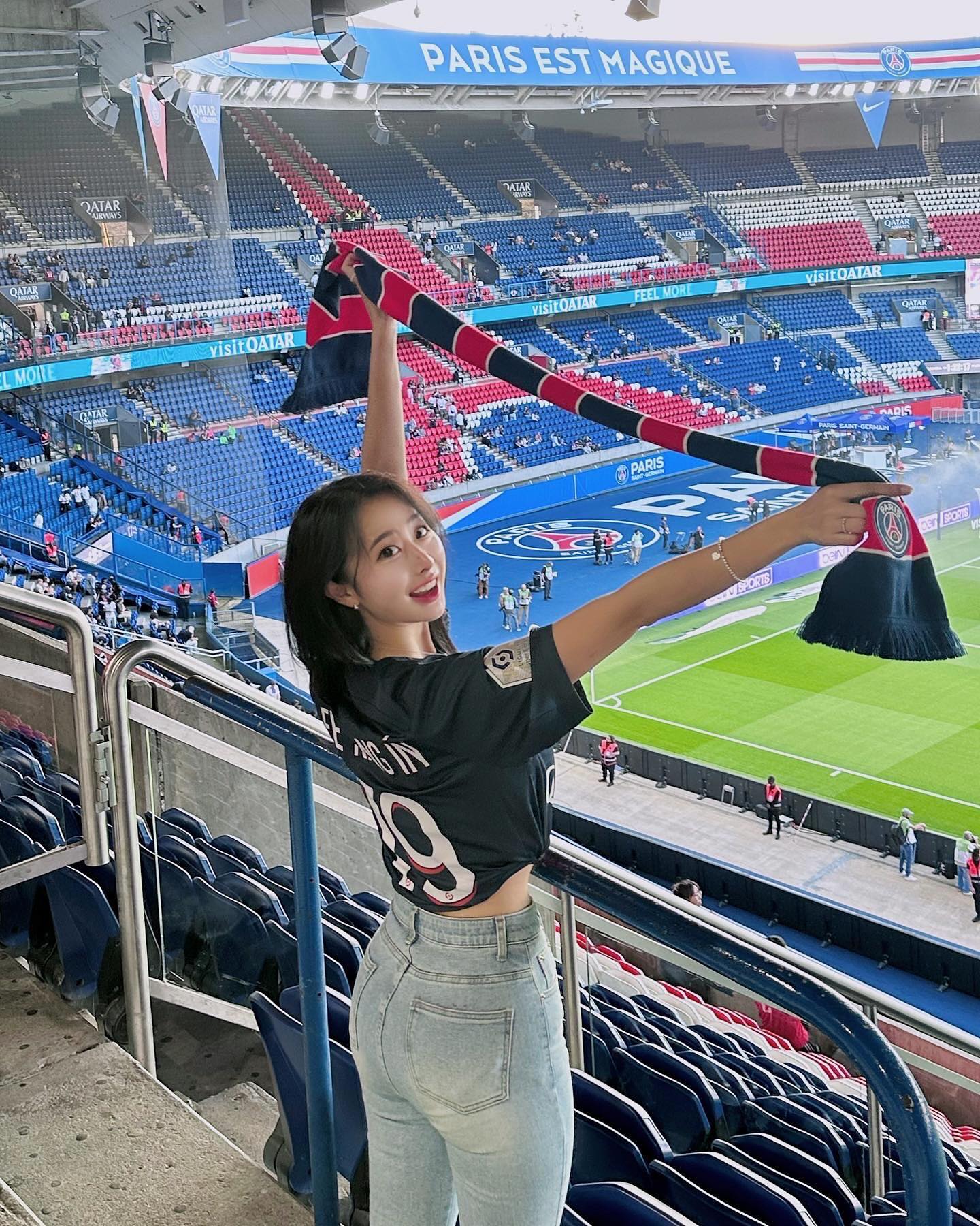 A sister who wants to watch soccer together