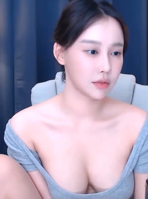 BJ Eunha gray off-soldier tee cleavage