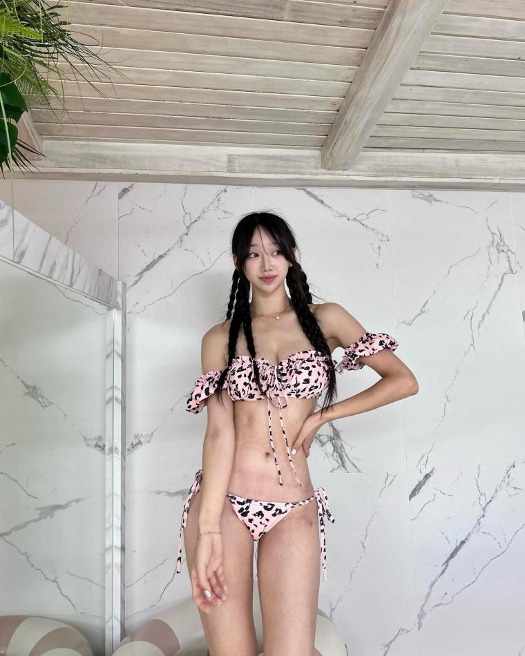 Heo Su-mi Cheerleader Tube Top Frill Bikini