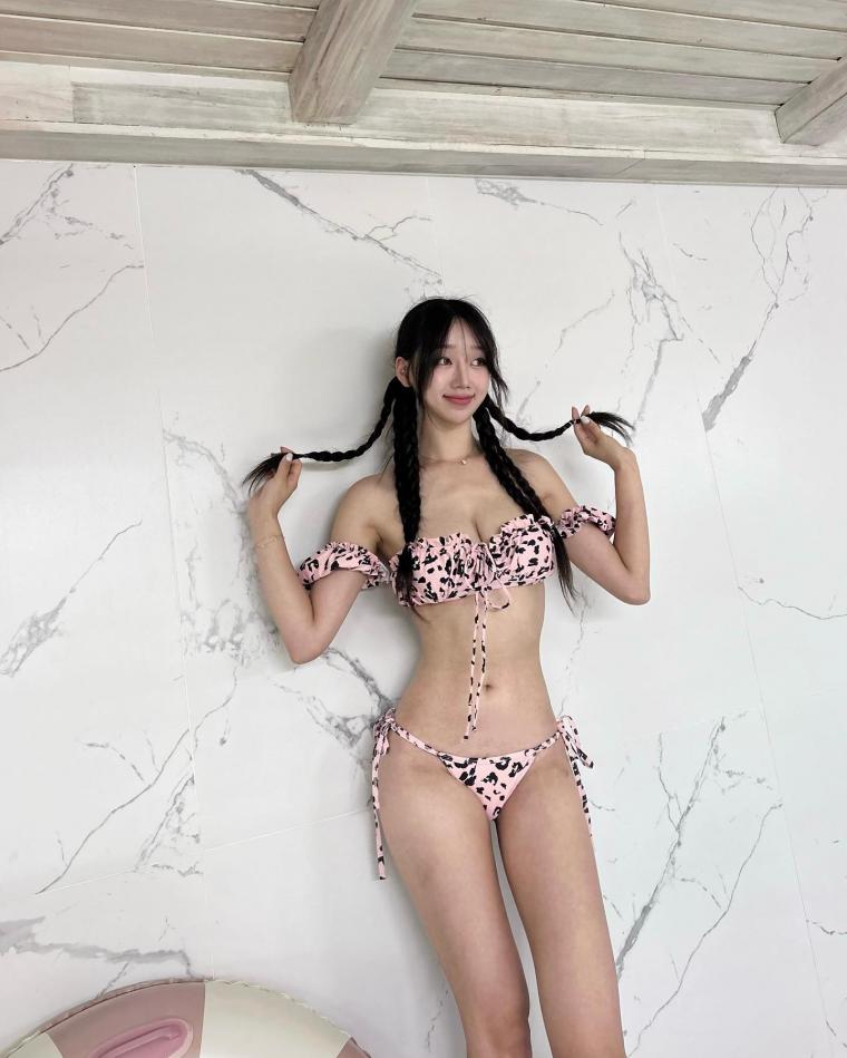 Heo Su-mi Cheerleader Tube Top Frill Bikini