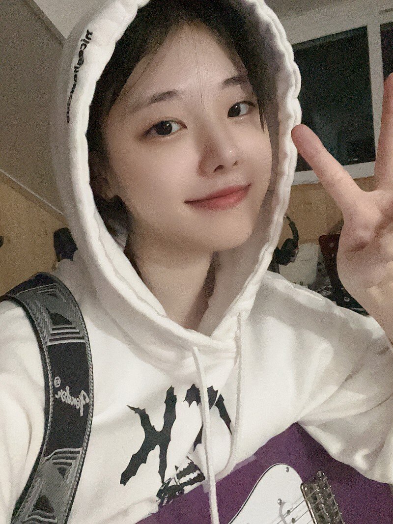 QWER Hina (Nyannyongnyeonnyang) practice room selfie
