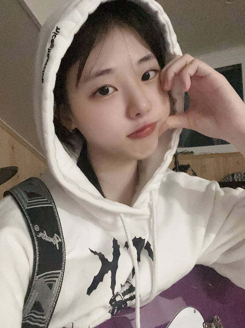 QWER Hina (Nyannyongnyeonnyang) practice room selfie
