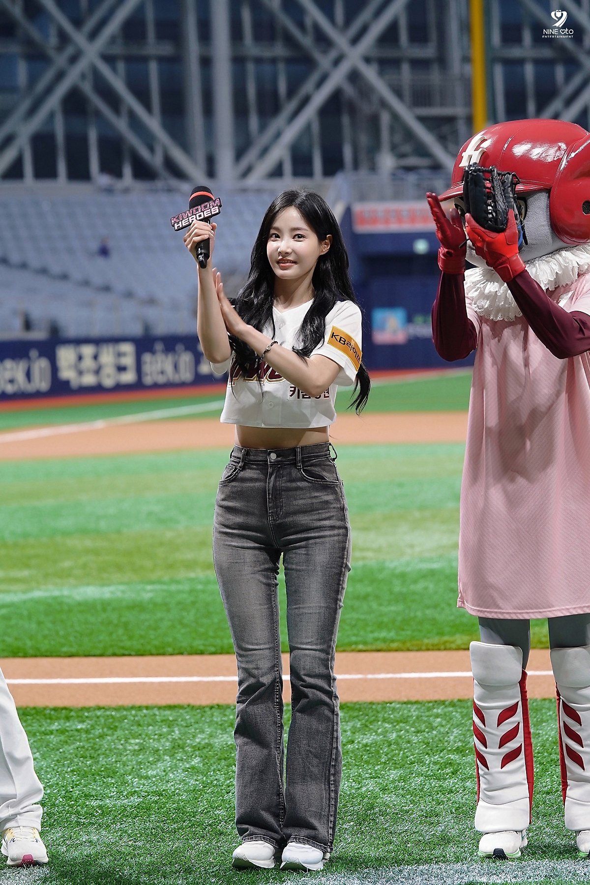 Behind the scenes of Yeonwoo’s first pitch