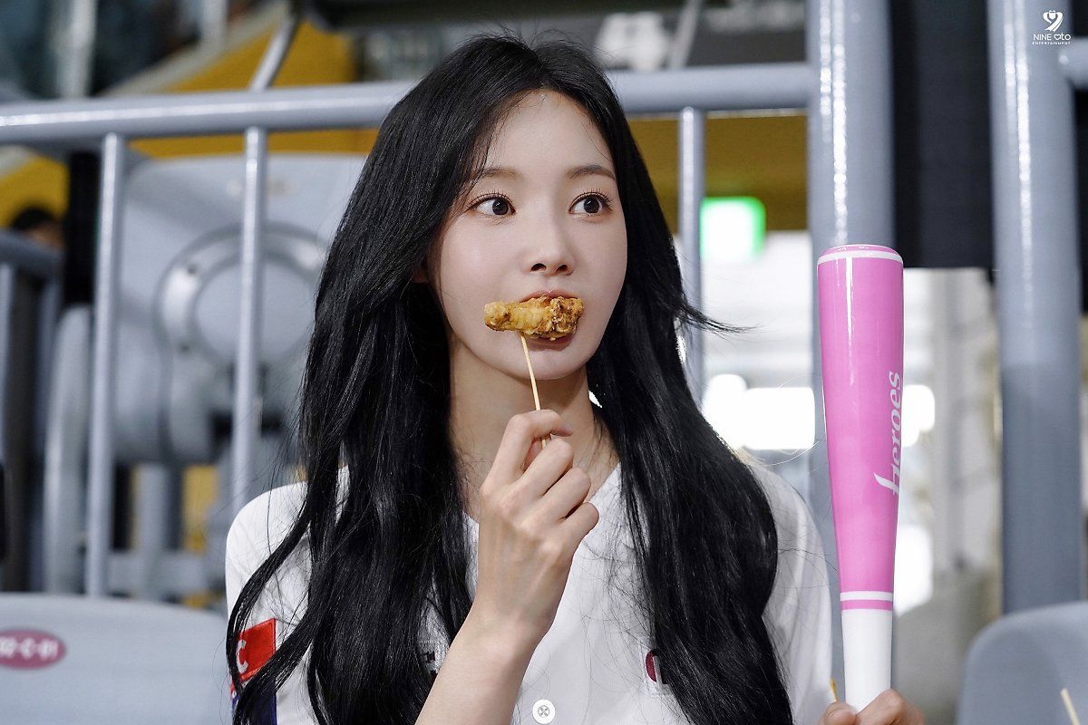 Behind the scenes of Yeonwoo’s first pitch