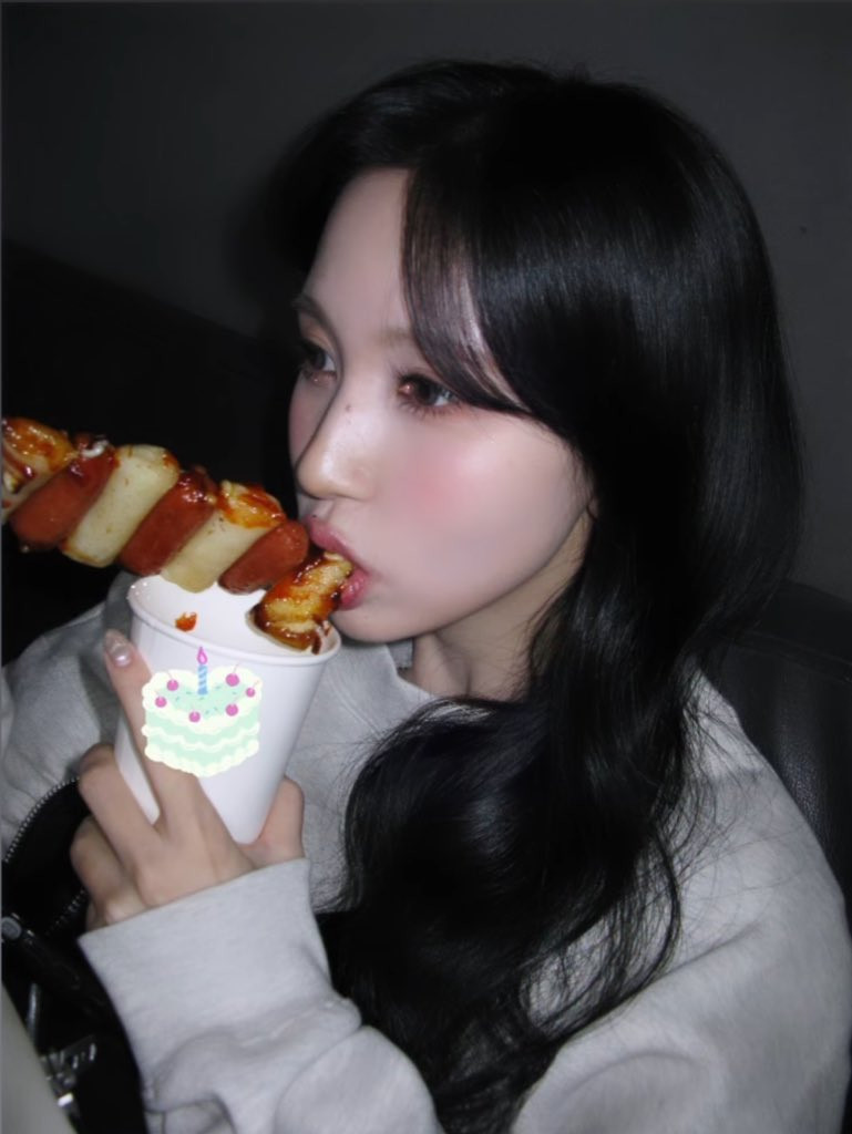 [Twice] Twice Mina eating rice cake skewers