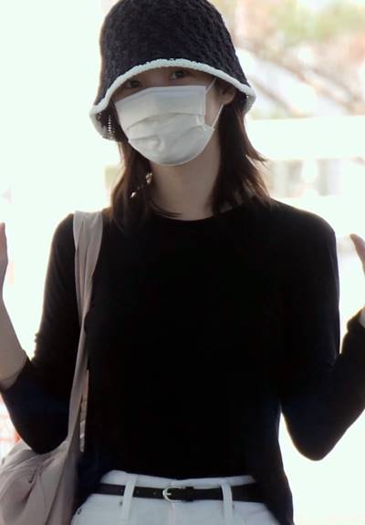 IU’s airport fashion on her European tour, black t-shirt