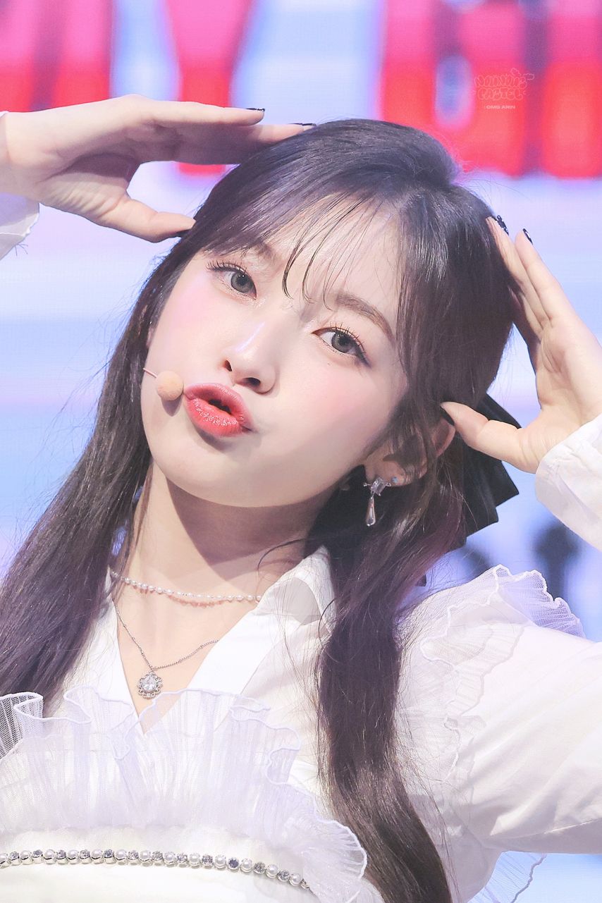 990618 Oh My Girl's Arin's pure white look reposted to commemorate Arin's birthday