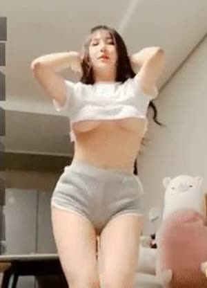 Gam Dong-ran, a zero-throw short tee underboob