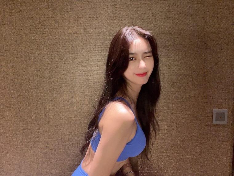 Jo Yoon-kyung cheerleader bikini body
