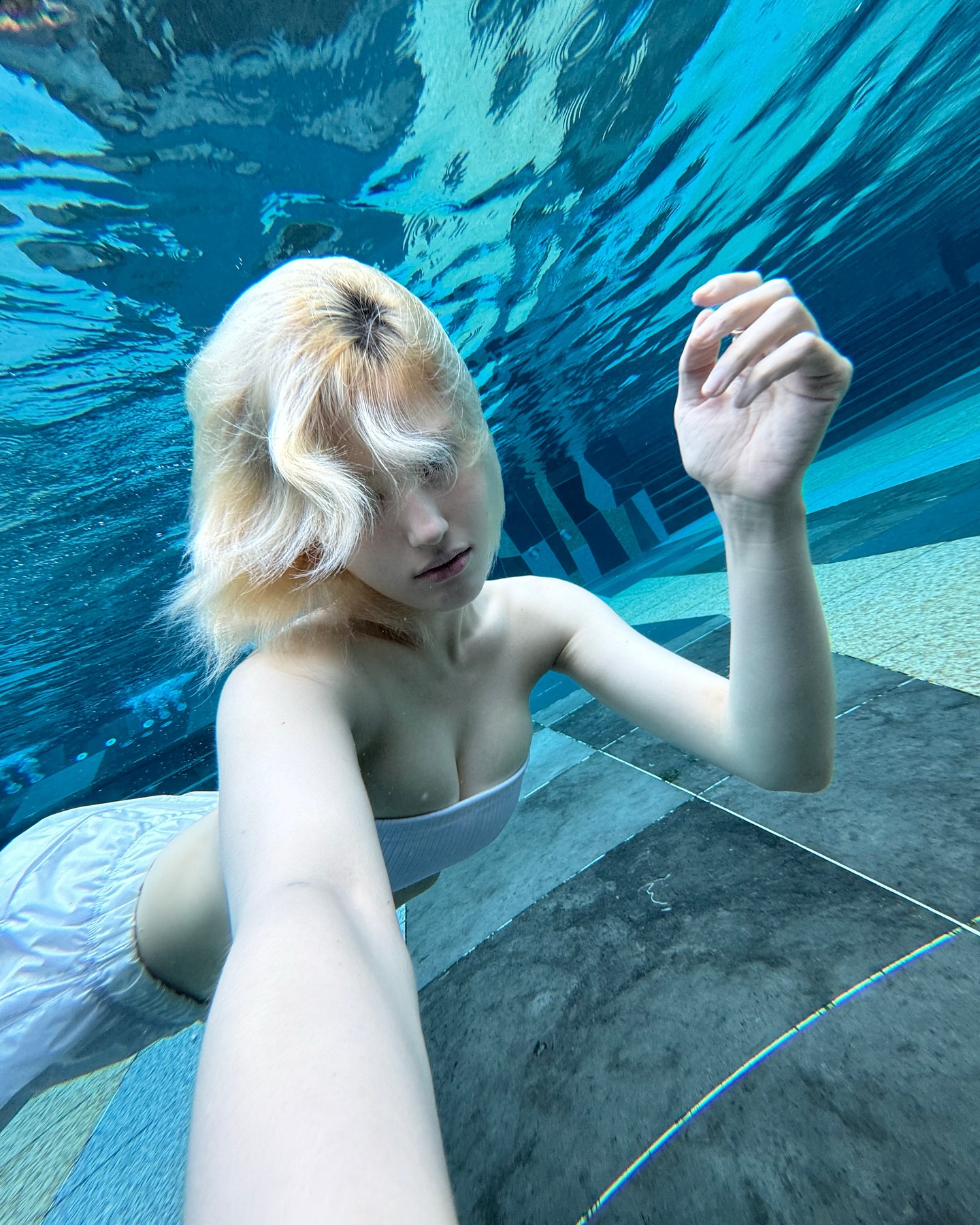 Jeon Somi's selfie taken in the water, tube top swimsuit bust