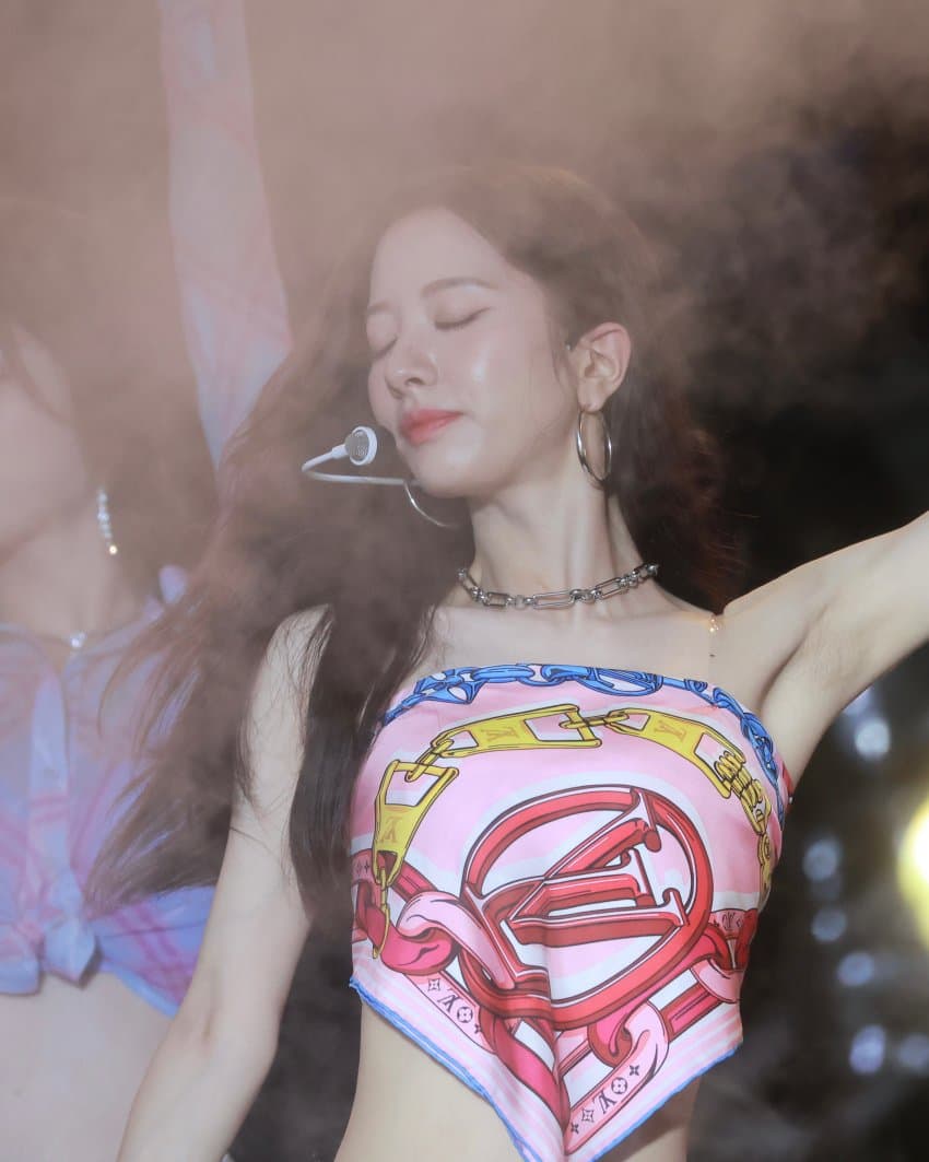 Cosmic girl Bona arm sweat